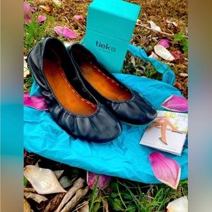 Matte black Tieks flats